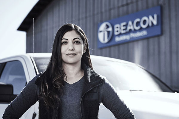 profesional femenina de techado en una sucursal de beacon