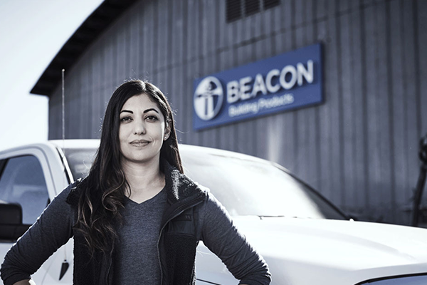 Mujer parada frente a una sucursal de Beacon