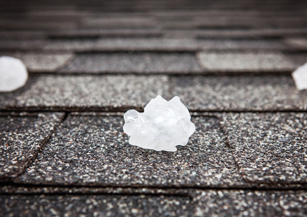 Fragmentos de daño por granizo a las tejas