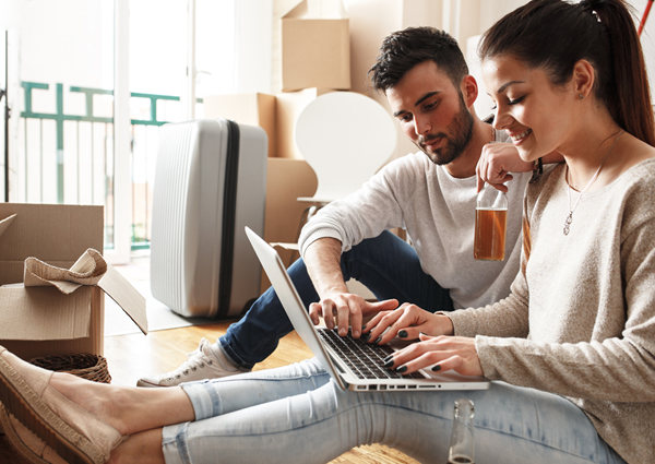 Hombre y mujer con una computadora portátil