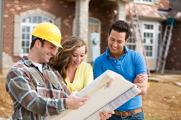 Propietarios que hablan sobre la construcción de su casa con un contratista