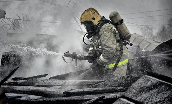 Un bombero apagando un incendio.