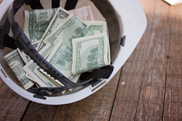 Un casco lleno de billetes de diversos valores.