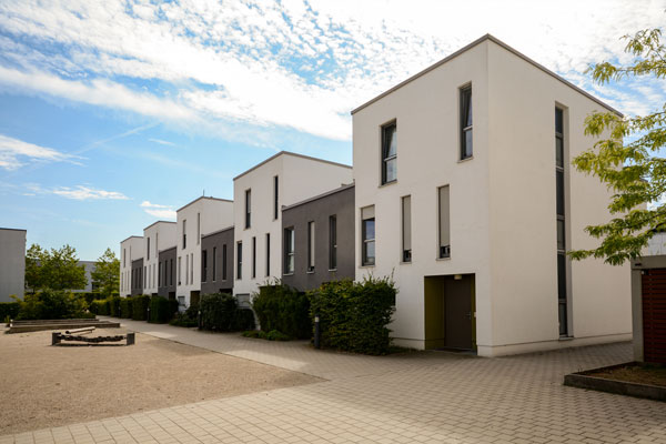 Bloque de casas adosadas modernas con techos planos