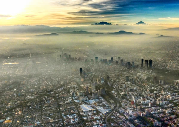 Vista aérea de un paisaje urbano cubierto de smog