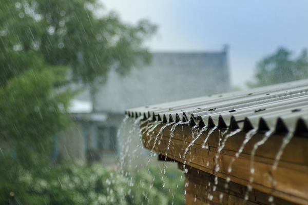 Lluvia que cae de un techo