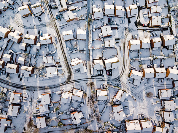 Vista aérea de grupos de viviendas cubiertas por una capa de nieve